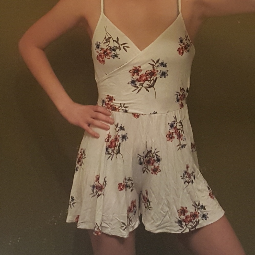 Romper White Floral Wrap Front - Picture 3 of 3